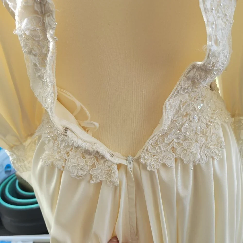 Fantastic Vintage Lace, Satin, Buttons, and puffy sleeves - Picture 10 of 16